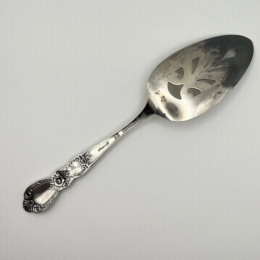 1847 Rogers Bros Pie Server Heritage Silverplate Pierced Floral Ornate 10in Good